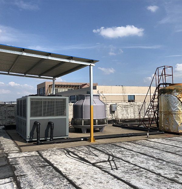 大型風(fēng)冷冷水機客戶現(xiàn)場